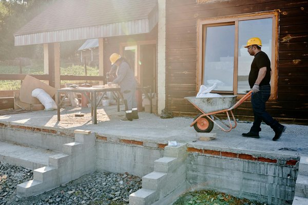 Escapade Relaxante : Terrasse en Bois avec Jacuzzi pour un Havre de Paix