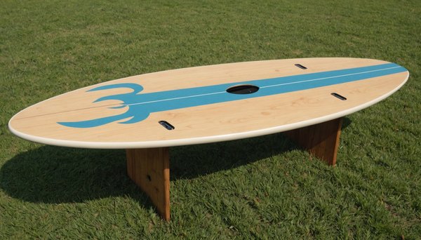 Louez une table basse surf pour un style unique et brut